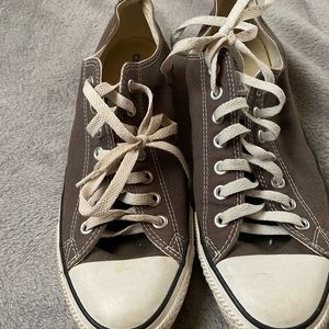 Men’s grey converse low top